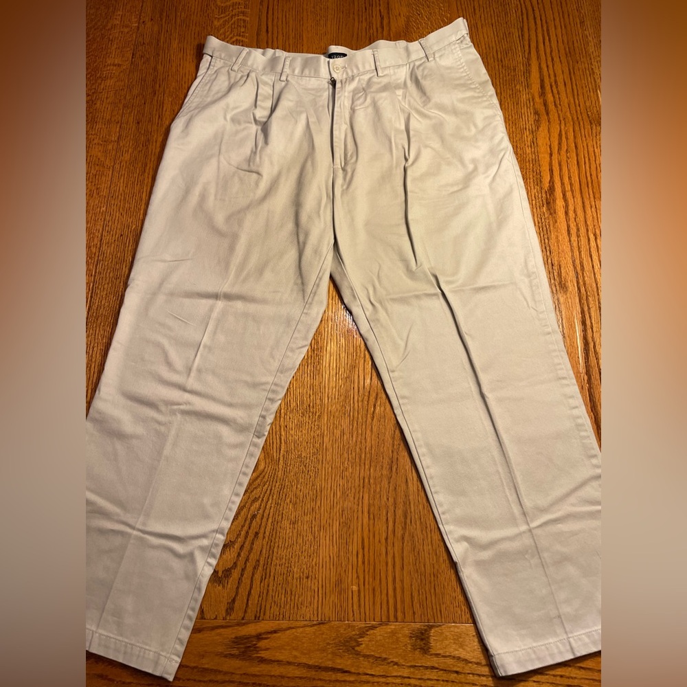 IZOD KHAKI PANTS PLEATED FRONT 44x30 STRETCH FIT SIDES